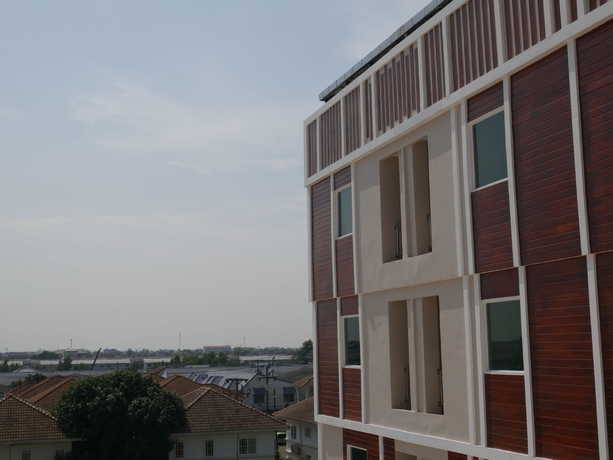 Imagen de los exteriores del Hotel Triple Trees. Foto 16