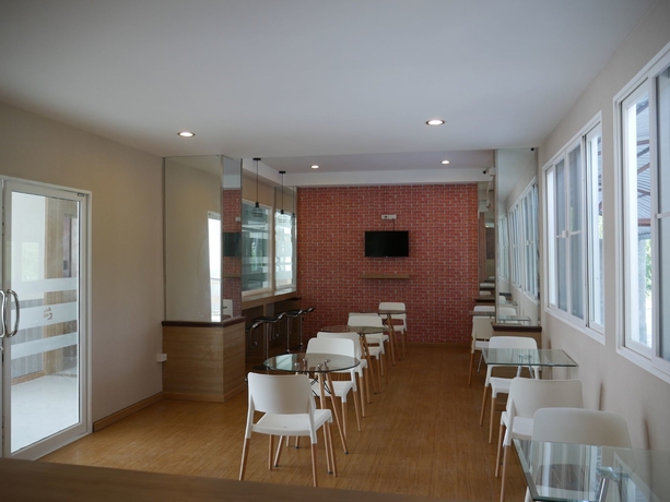 Imagen del bar/restaurante del Hotel Triple Trees. Foto 3
