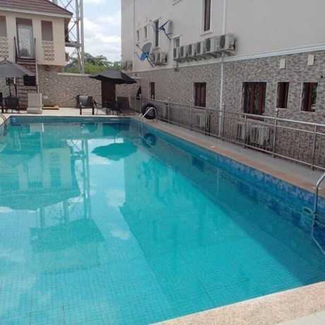 Imagen de la piscina del Hotel Triple Trees. Foto 18