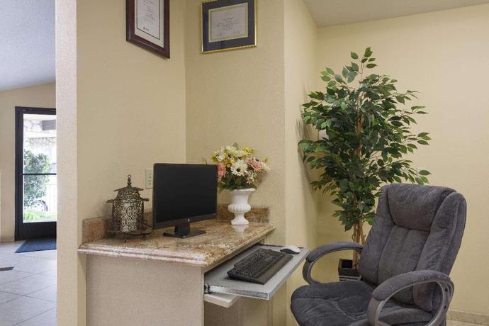 Imagen de los interiores del Hotel Triplodge of Santa Clarita de Canyon Country. Foto 12