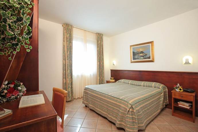 Imagen de la habitación del Hotel Tris. Foto 5