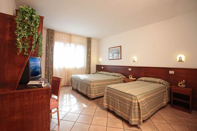 Imagen de la habitación del Hotel Tris. Foto 7