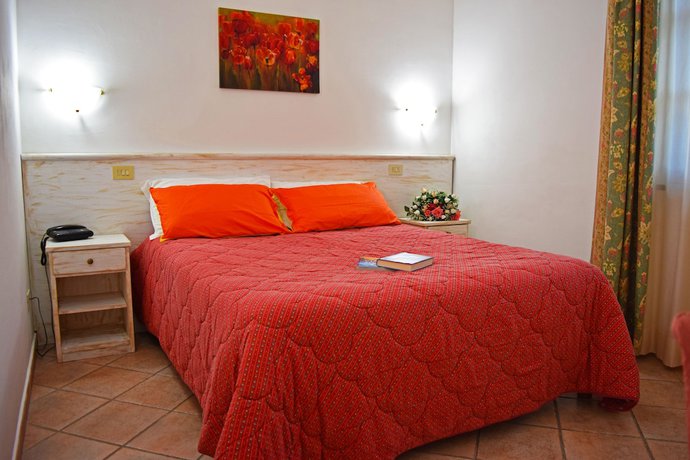 Imagen de la habitación del Hotel Tris. Foto 8