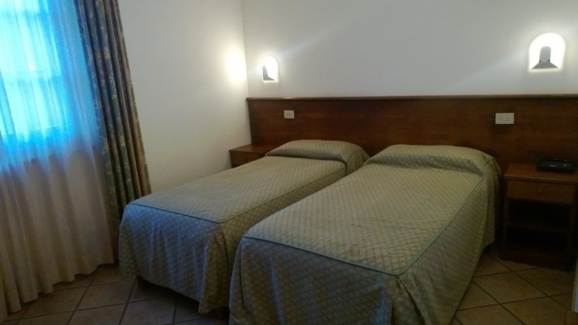 Imagen de la habitación del Hotel Tris. Foto 12