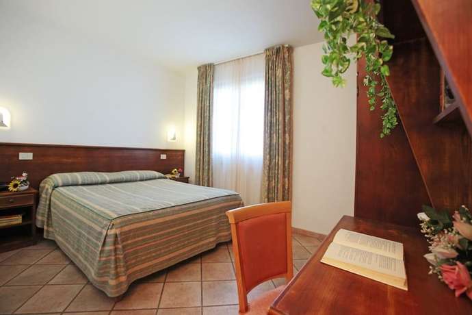 Imagen de la habitación del Hotel Tris. Foto 15