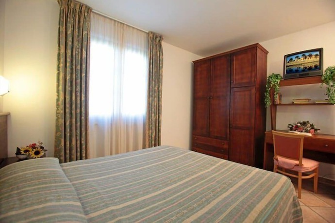 Imagen de la habitación del Hotel Tris. Foto 17