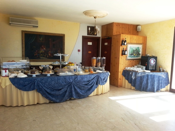 Imagen del bar/restaurante del Hotel Triscinamare Hotel- Residence. Foto 2