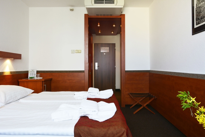 Imagen de la habitación del Hotel Tristar. Foto 5