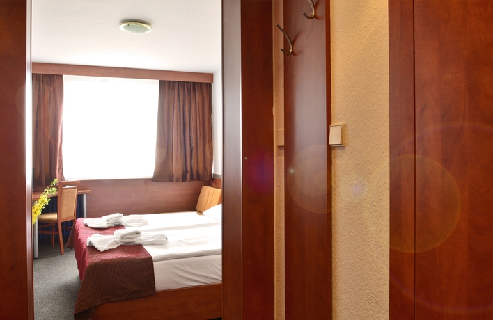 Imagen de la habitación del Hotel Tristar. Foto 6