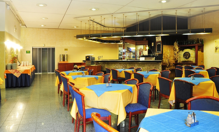 Imagen del bar/restaurante del Hotel Tristar. Foto 3