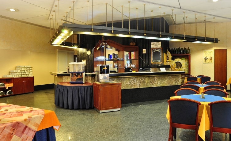 Imagen del bar/restaurante del Hotel Tristar. Foto 4