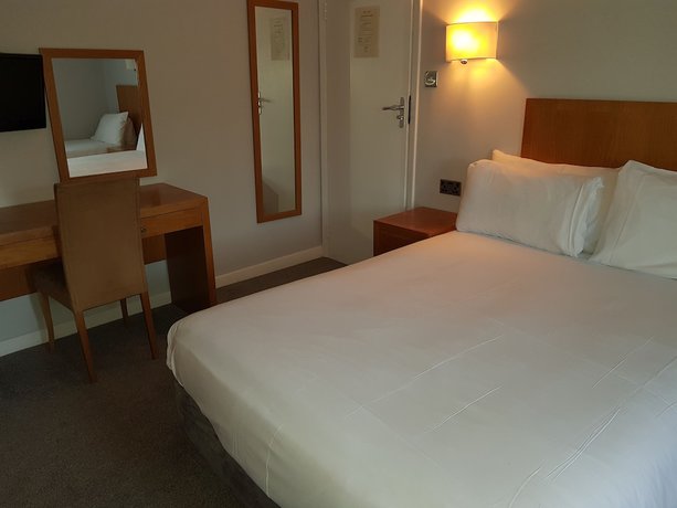 Imagen de la habitación del Hotel Tri-star. Foto 11