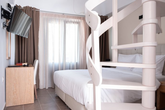 Imagen de la habitación del Hotel Tristhenia. Foto 10
