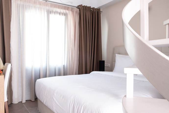 Imagen de la habitación del Hotel Tristhenia. Foto 18