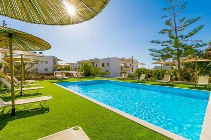 Imagen de la piscina del Hotel Triton Authentic Cretan. Foto 19