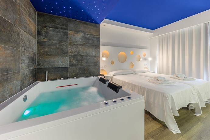 Imagen de la habitación del Hotel Triton Beach. Foto 6