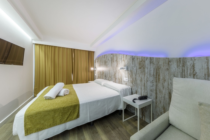 Imagen de la habitación del Hotel Triton Beach. Foto 14