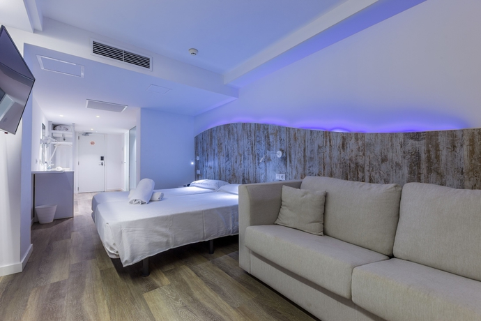 Imagen de la habitación del Hotel Triton Beach. Foto 17