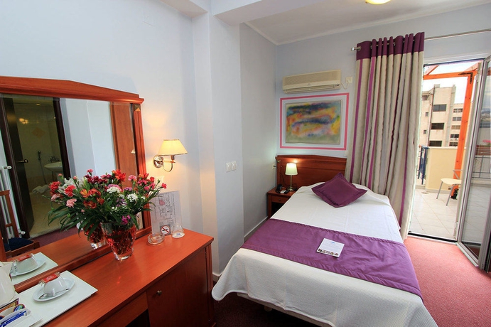 Imagen de la habitación del Hotel Triton, Pireo. Foto 8