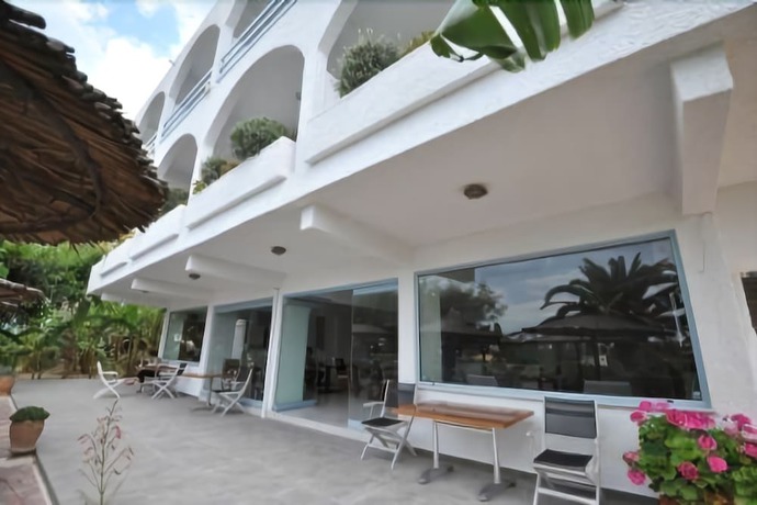 Imagen general del Hotel Triton and Bungalows. Foto 2
