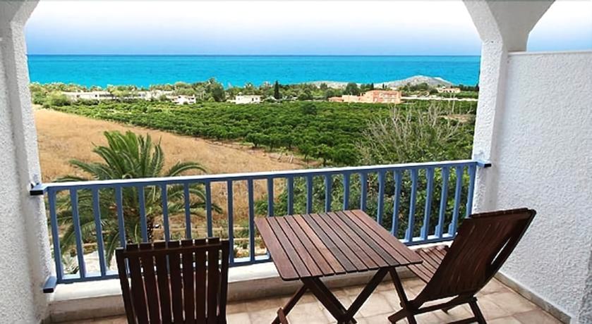 Imagen de los exteriores del Hotel Triton and Bungalows. Foto 12