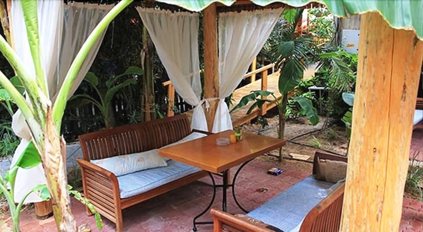 Imagen de los exteriores del Hotel Triton and Bungalows. Foto 13