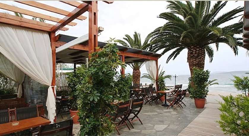 Imagen de los exteriores del Hotel Triton and Bungalows. Foto 15