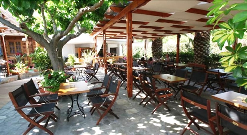 Imagen de los exteriores del Hotel Triton and Bungalows. Foto 16