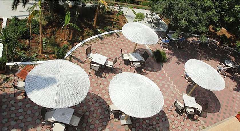 Imagen de los exteriores del Hotel Triton and Bungalows. Foto 17