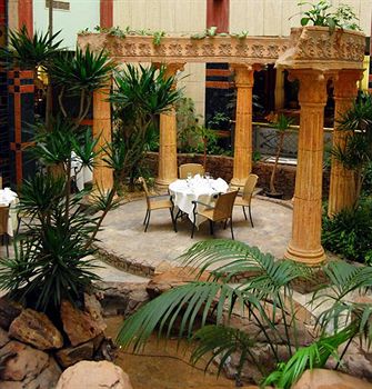 Imagen del bar/restaurante del Hotel Triumph Plaza. Foto 2