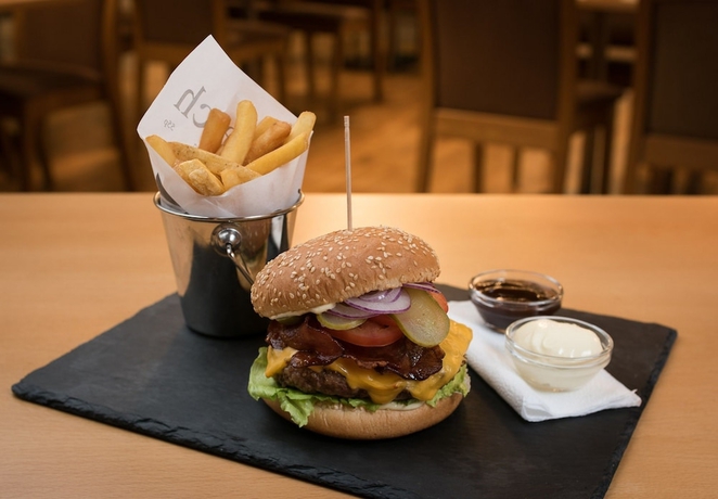 Imagen del bar/restaurante del Hotel Troja. Foto 3