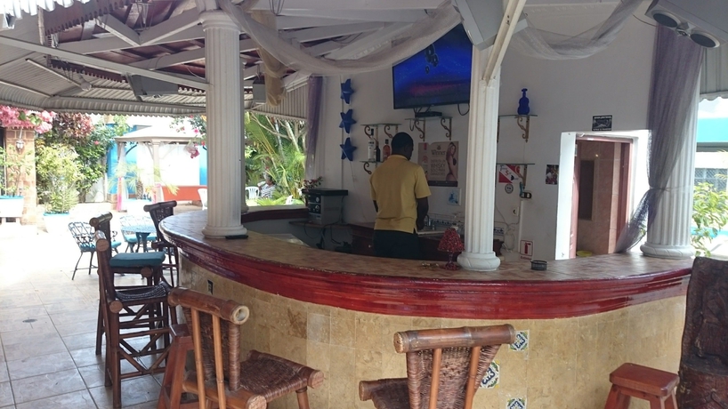 Imagen del bar/restaurante del Hotel Tronco Inc. Foto 9