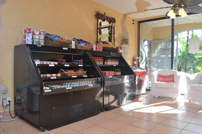 Imagen de los interiores del Hotel TropiRock A North Beach Village Resort. Foto 18
