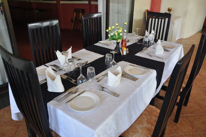 Imagen del bar/restaurante del Hotel Tropic Inn. Foto 4