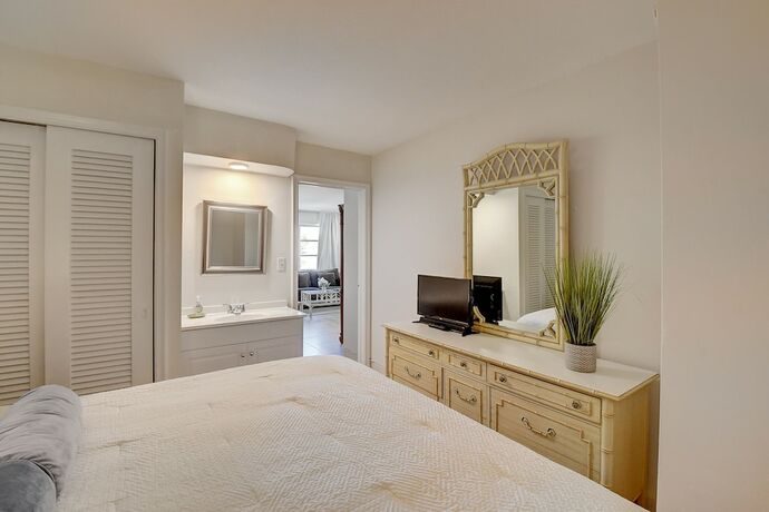 Imagen de la habitación del Hotel Tropic Isle Beach Resort. Foto 11