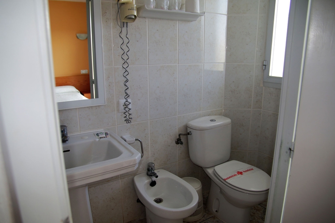 Imagen de la habitación del Hotel Tropical, Bahia San Antonio. Foto 4