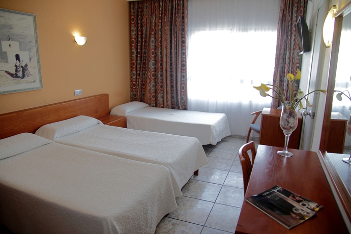 Imagen de la habitación del Hotel Tropical, Bahia San Antonio. Foto 6