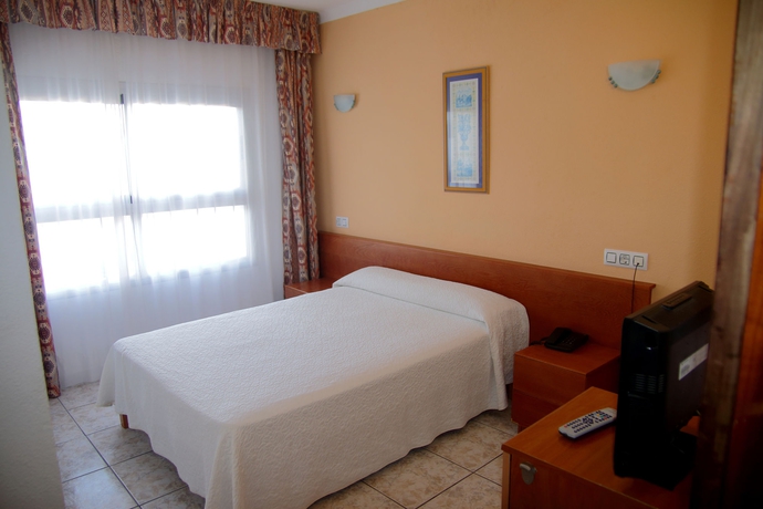 Imagen de la habitación del Hotel Tropical, Bahia San Antonio. Foto 8