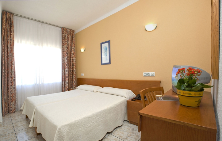 Imagen de la habitación del Hotel Tropical, Bahia San Antonio. Foto 9