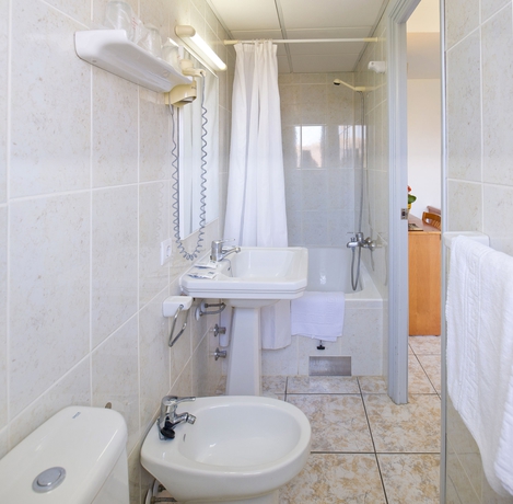 Imagen de la habitación del Hotel Tropical, Bahia San Antonio. Foto 10