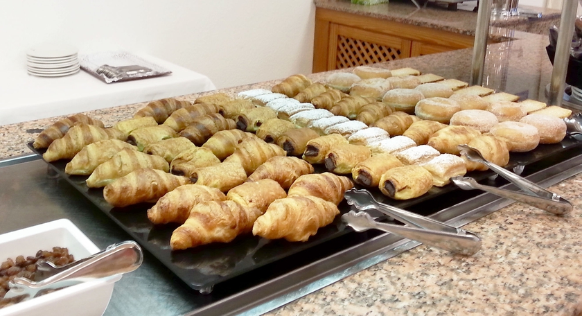 Imagen del bar/restaurante del Hotel Tropical, Bahia San Antonio. Foto 3