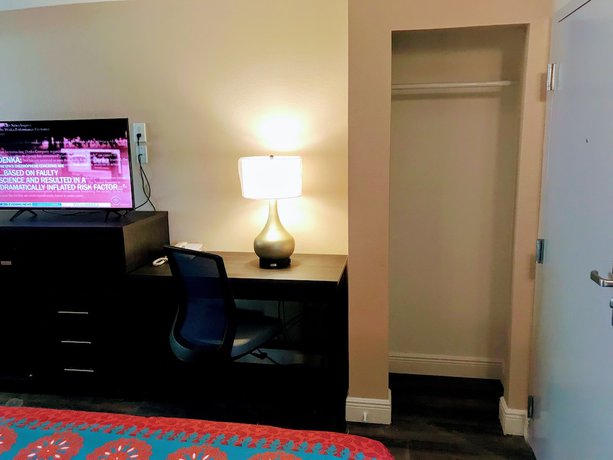 Imagen de la habitación del Hotel Tropical Inn and Suites. Foto 8
