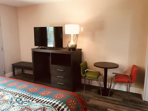 Imagen de la habitación del Hotel Tropical Inn and Suites. Foto 10
