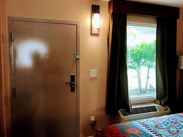 Imagen de la habitación del Hotel Tropical Inn and Suites. Foto 17