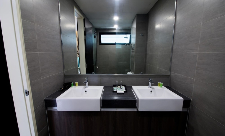 Imagen de la habitación del Hotel Tropical Villa Service Suite. Foto 17