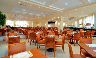 Imagen del bar/restaurante del Hotel Tropicana Azure Club. Foto 8