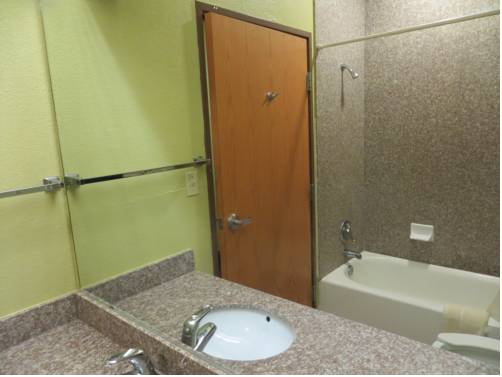 Imagen de la habitación del Hotel Tropicana Inn And Suites, Dallas. Foto 8