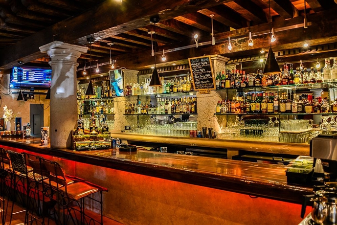 Imagen del bar/restaurante del Hotel Tropicana Inn. Foto 4