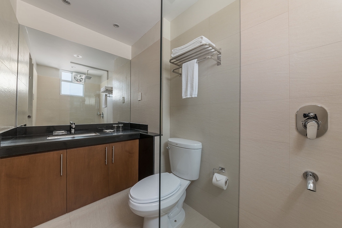 Imagen de la habitación del Hotel Tropicana Suites. Foto 9