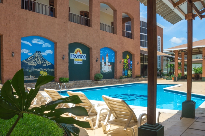 Imagen de la piscina del Hotel Tropico Inn. Foto 13